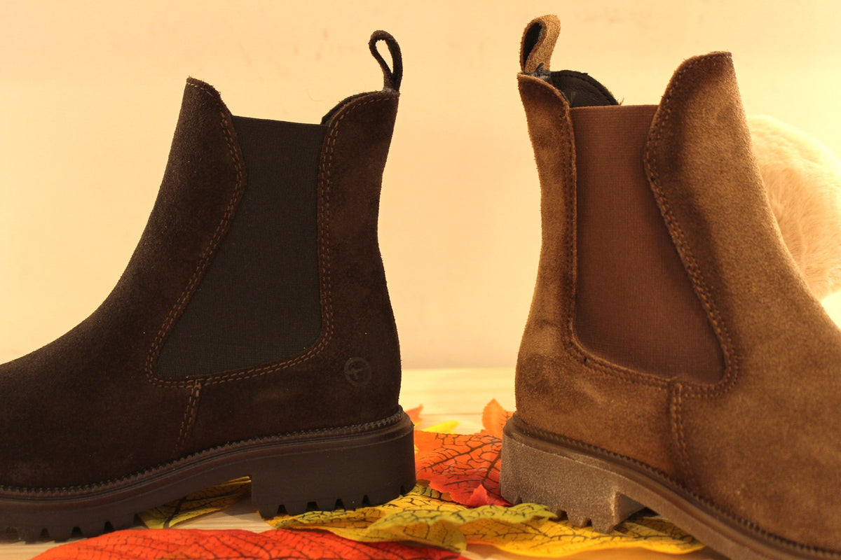  Bottines Tamaris en croûte de cuir de couleur chocolat ou de couleur marron. Deux élastiques d'aisance sur les côtés