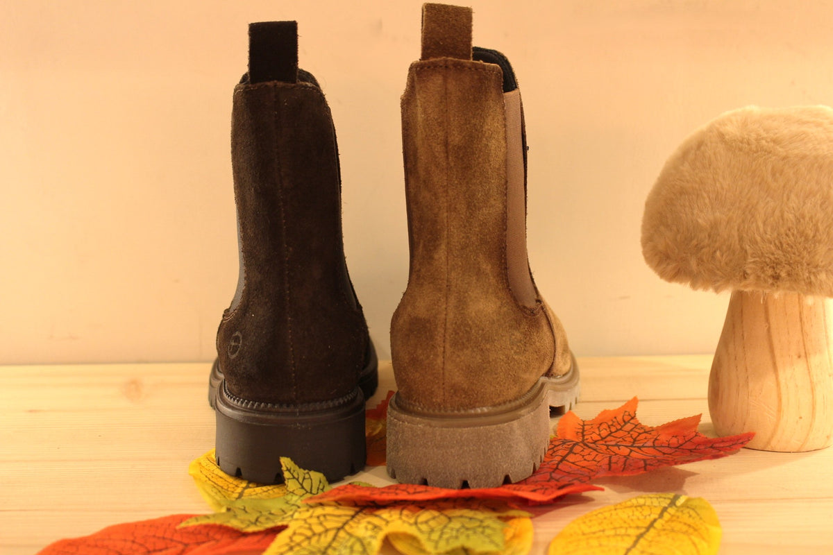  Bottines Tamaris en croûte de cuir de couleur chocolat ou de couleur marron. Deux élastiques d'aisance sur les côtés