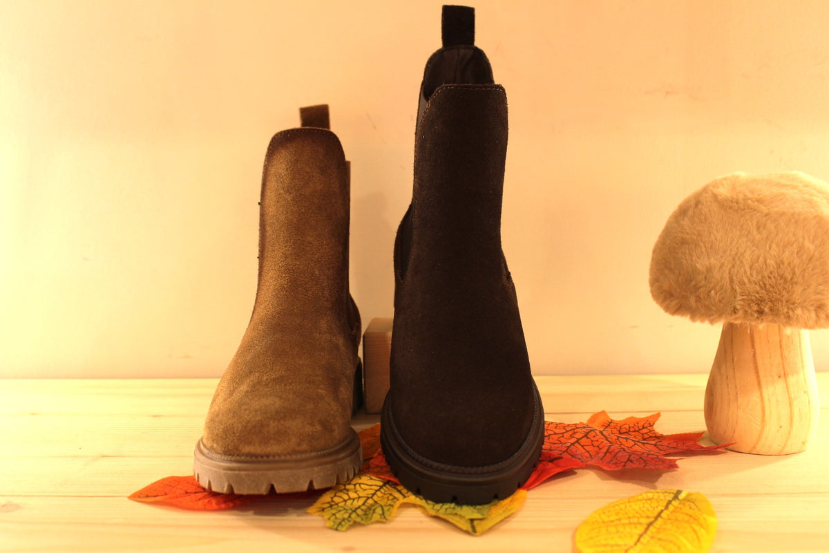  Bottines Tamaris en croûte de cuir de couleur chocolat ou de couleur marron. Deux élastiques d'aisance sur les côtés