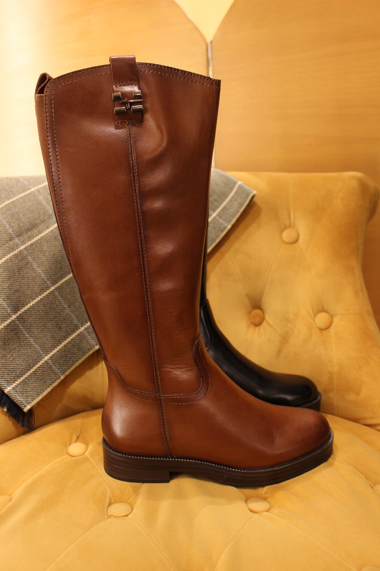 Bottes TAMARIS en cuir noir ou cognac. Deux soufflets d'aisance sur l'arrière