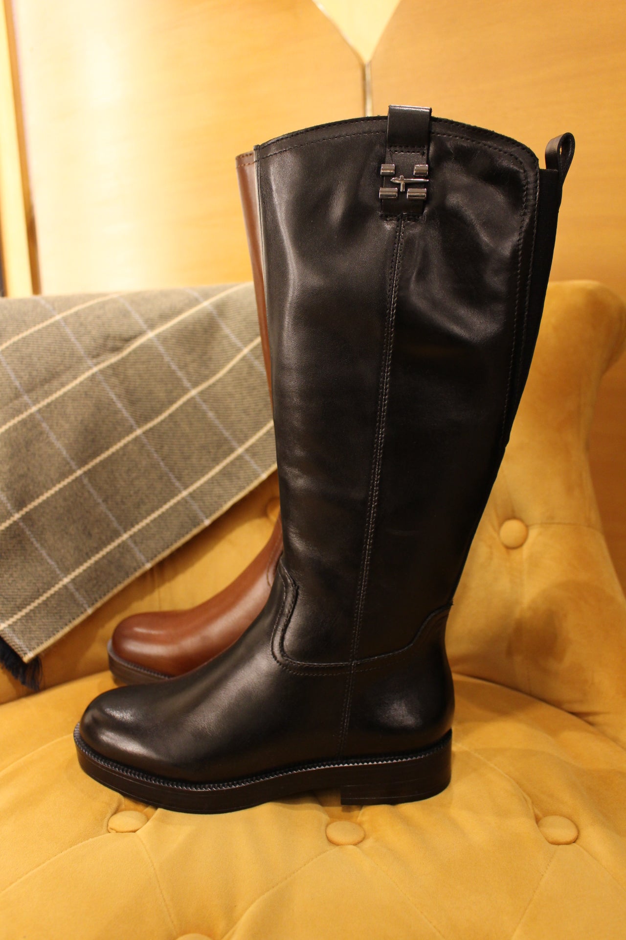 Bottes TAMARIS en cuir noir ou cognac. Deux soufflets d'aisance sur l'arrière