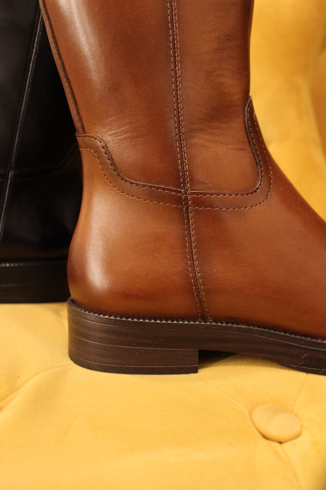 Bottes TAMARIS en cuir noir ou cognac. Deux soufflets d'aisance sur l'arrière