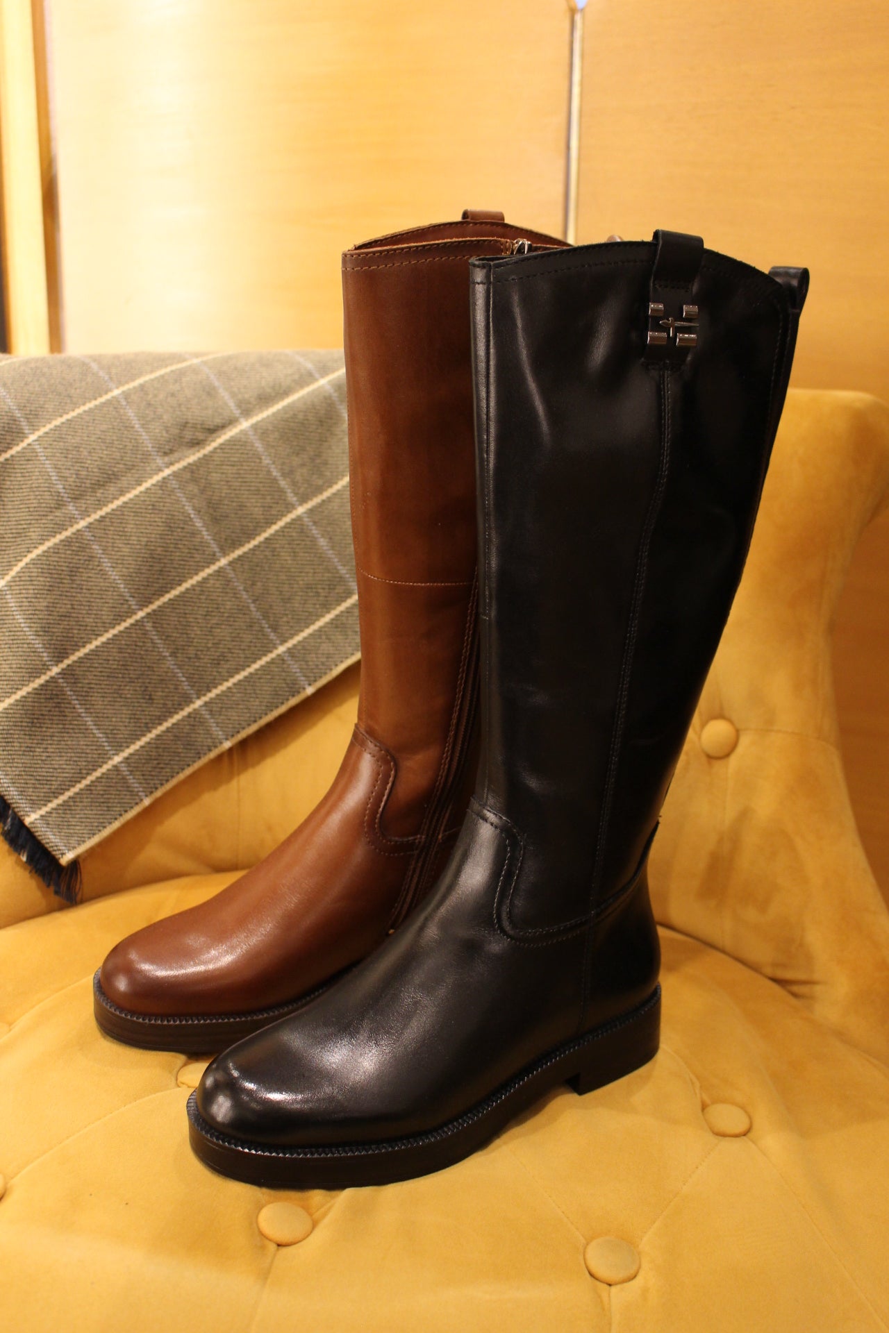 Bottes TAMARIS en cuir noir ou cognac. Deux soufflets d'aisance sur l'arrière