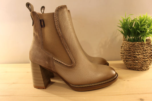 Bottine Hispanitas en cuir grainé de couleur beige. Arrière velours ton sur ton. Deux élastiques d'aisance latéraux