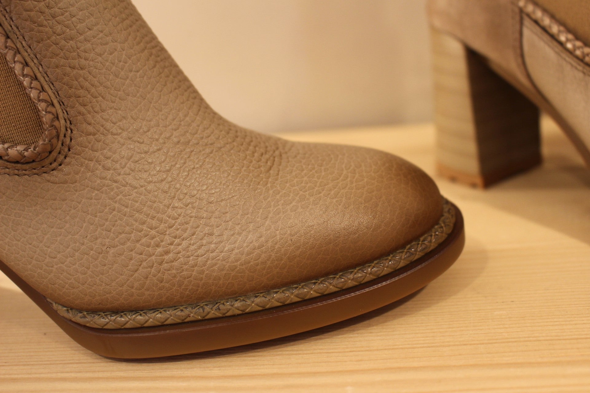 Bottine Hispanitas en cuir grainé de couleur beige. Arrière velours ton sur ton. Deux élastiques d'aisance latéraux