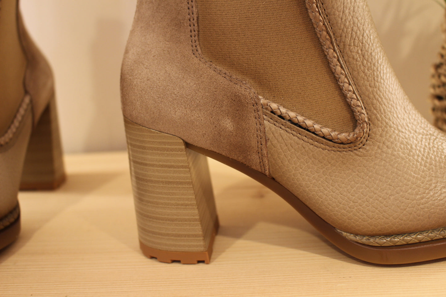 Bottine Hispanitas en cuir grainé de couleur beige. Arrière velours ton sur ton. Deux élastiques d'aisance latéraux