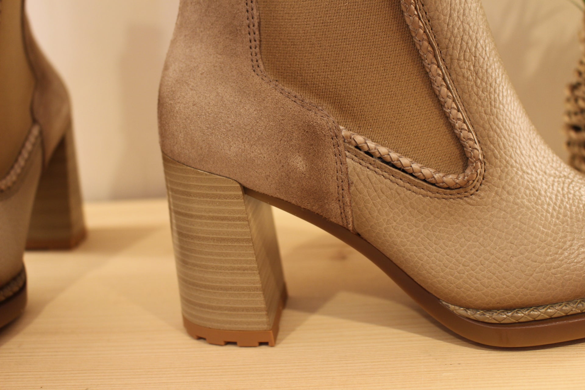 Bottine Hispanitas en cuir grainé de couleur beige. Arrière velours ton sur ton. Deux élastiques d'aisance latéraux