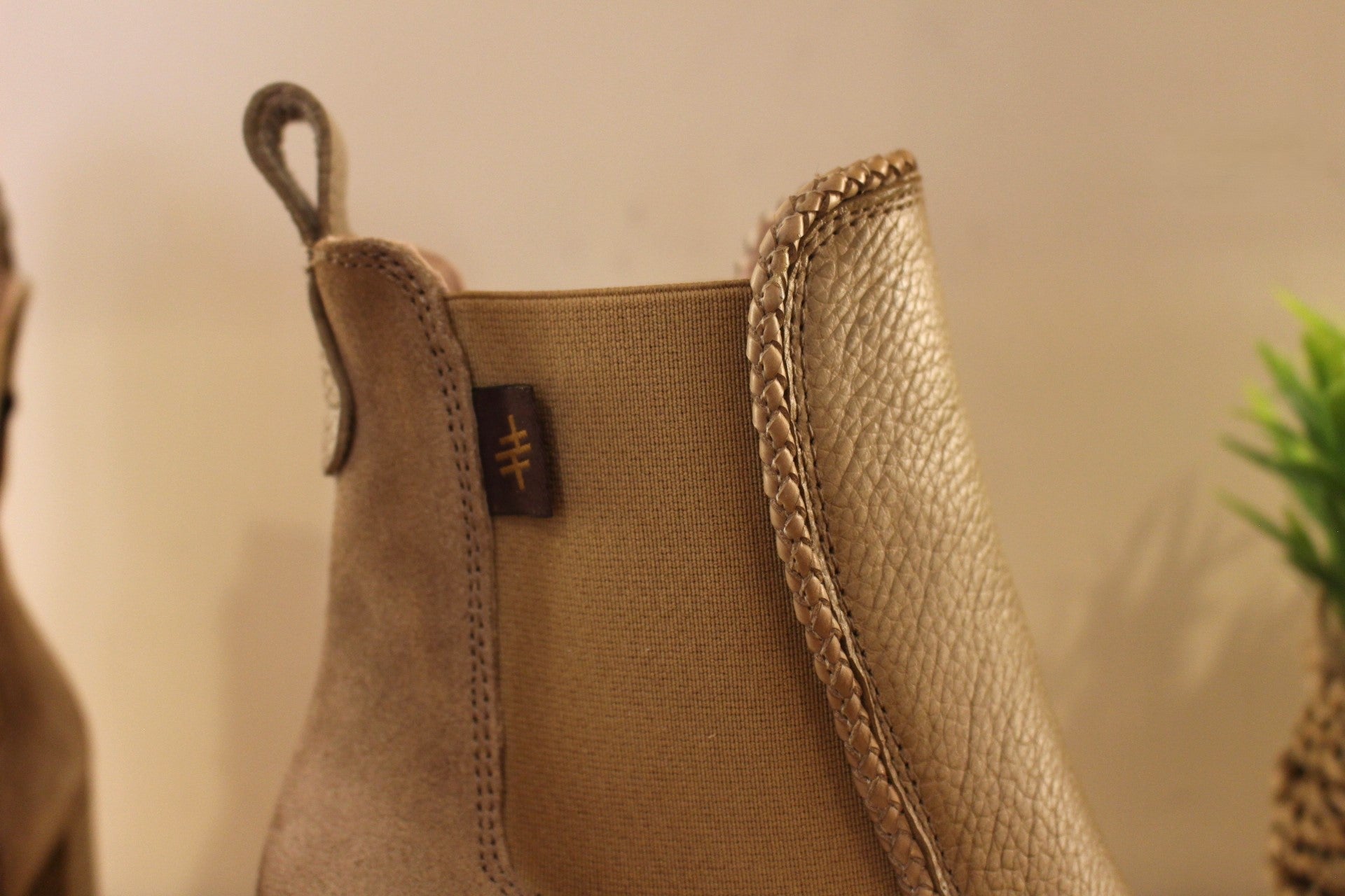 Bottine Hispanitas en cuir grainé de couleur beige. Arrière velours ton sur ton. Deux élastiques d'aisance latéraux