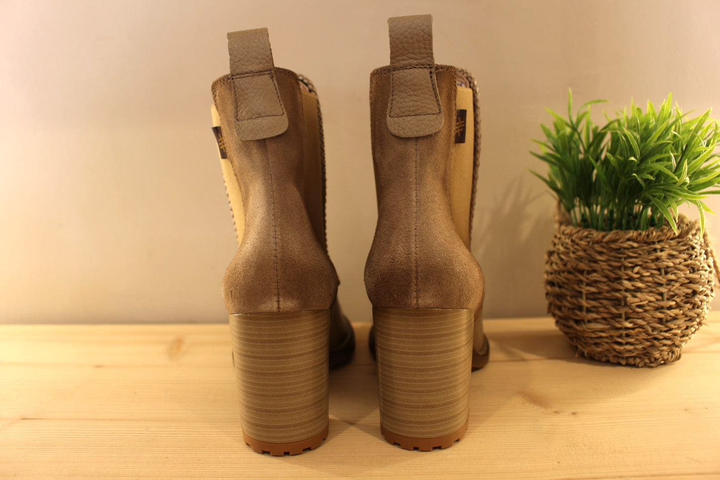 Bottine Hispanitas en cuir grainé de couleur beige. Arrière velours ton sur ton. Deux élastiques d'aisance latéraux