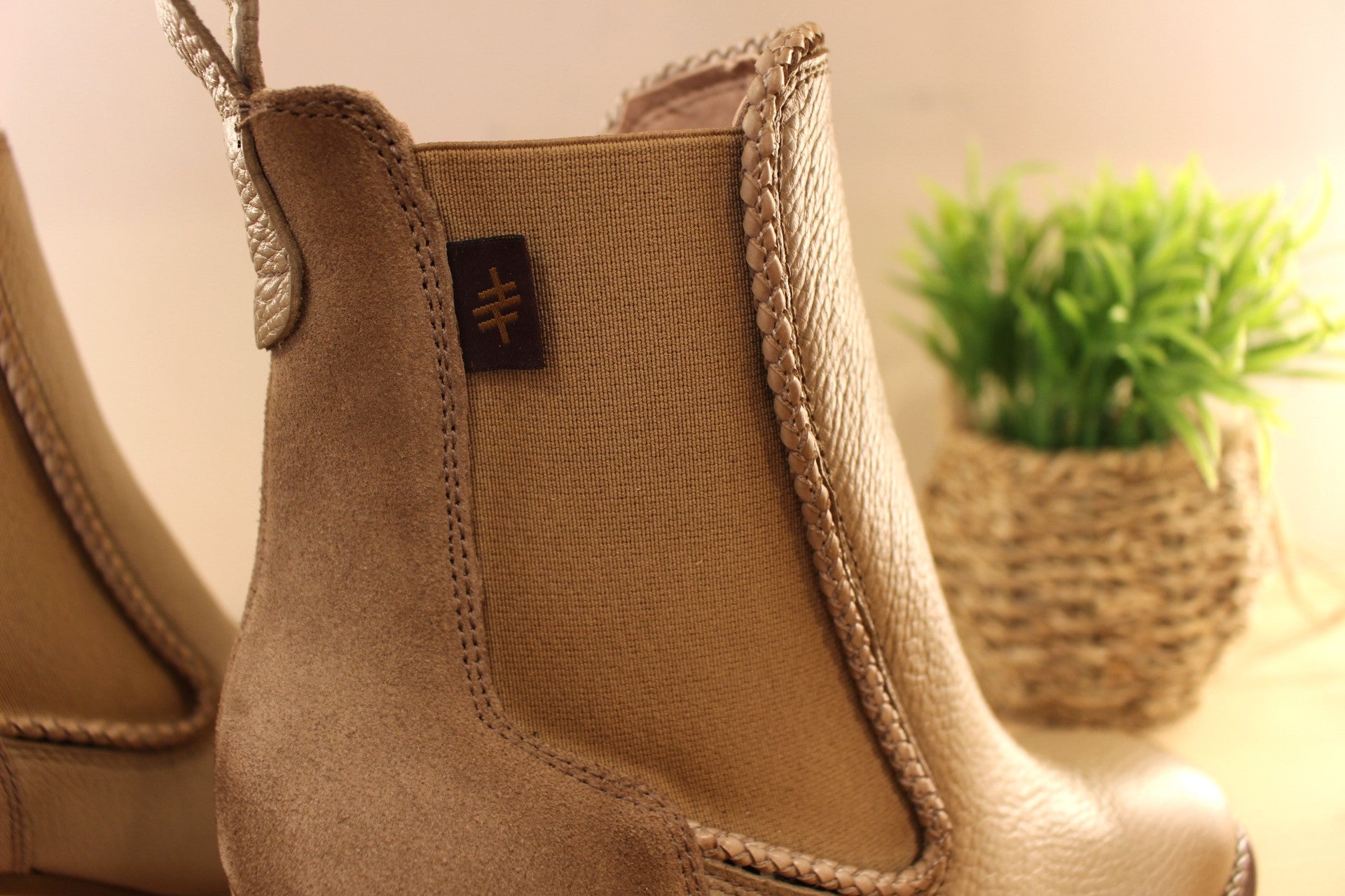 Bottine Hispanitas en cuir grainé de couleur beige. Arrière velours ton sur ton. Deux élastiques d'aisance latéraux