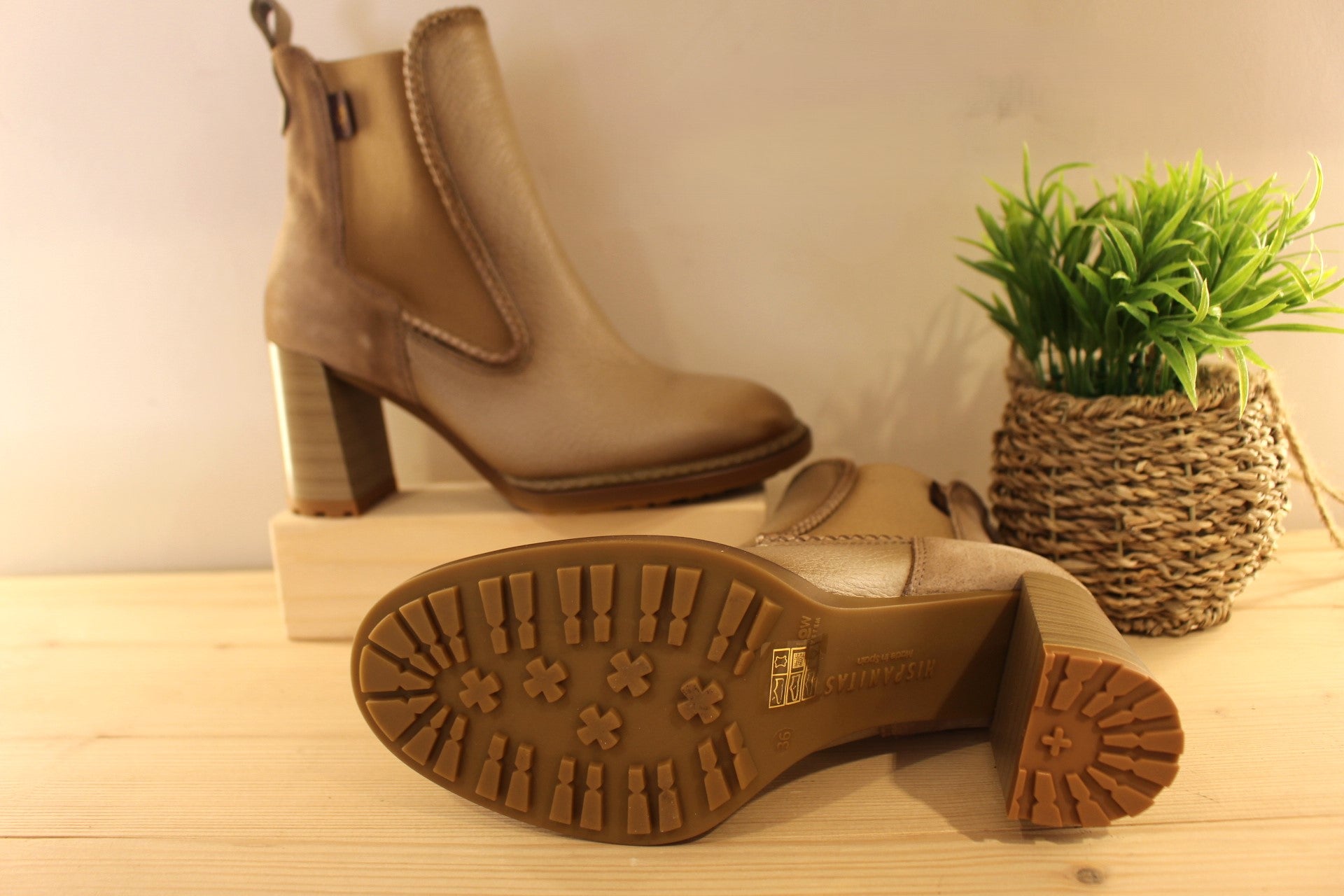 Bottine Hispanitas en cuir grainé de couleur beige. Arrière velours ton sur ton. Deux élastiques d'aisance latéraux