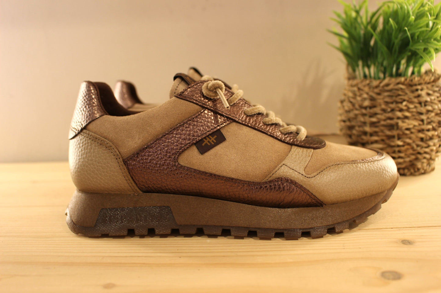 Basket Hispanitas en cuir velours de couleur castor (beige) et métal bronze. Lacets élastiqués velours ton sur ton