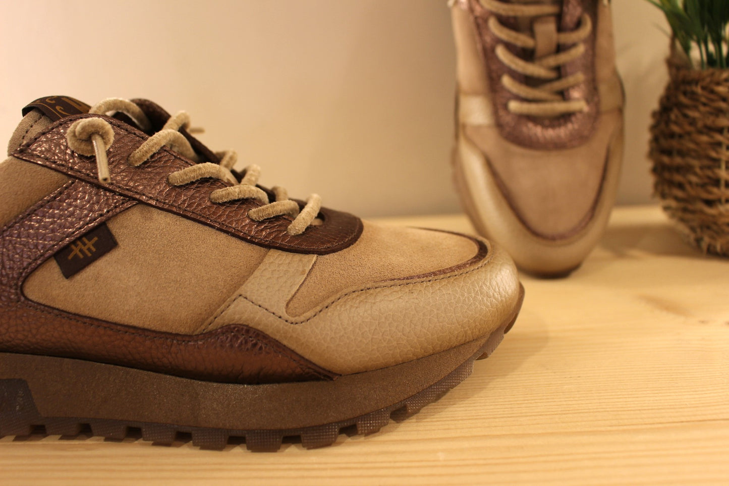 Basket Hispanitas en cuir velours de couleur castor (beige) et métal bronze. Lacets élastiqués velours ton sur ton