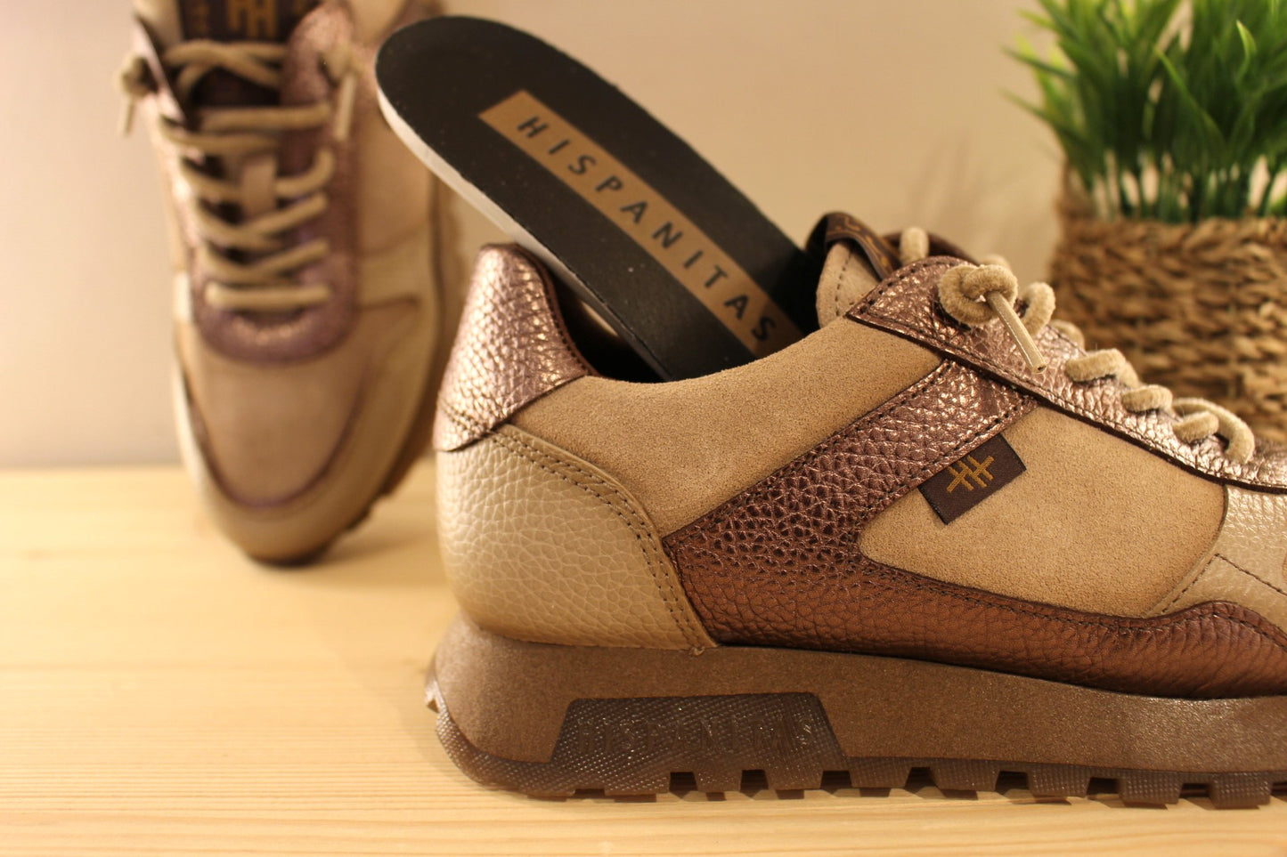 Basket Hispanitas en cuir velours de couleur castor (beige) et métal bronze. Lacets élastiqués velours ton sur ton