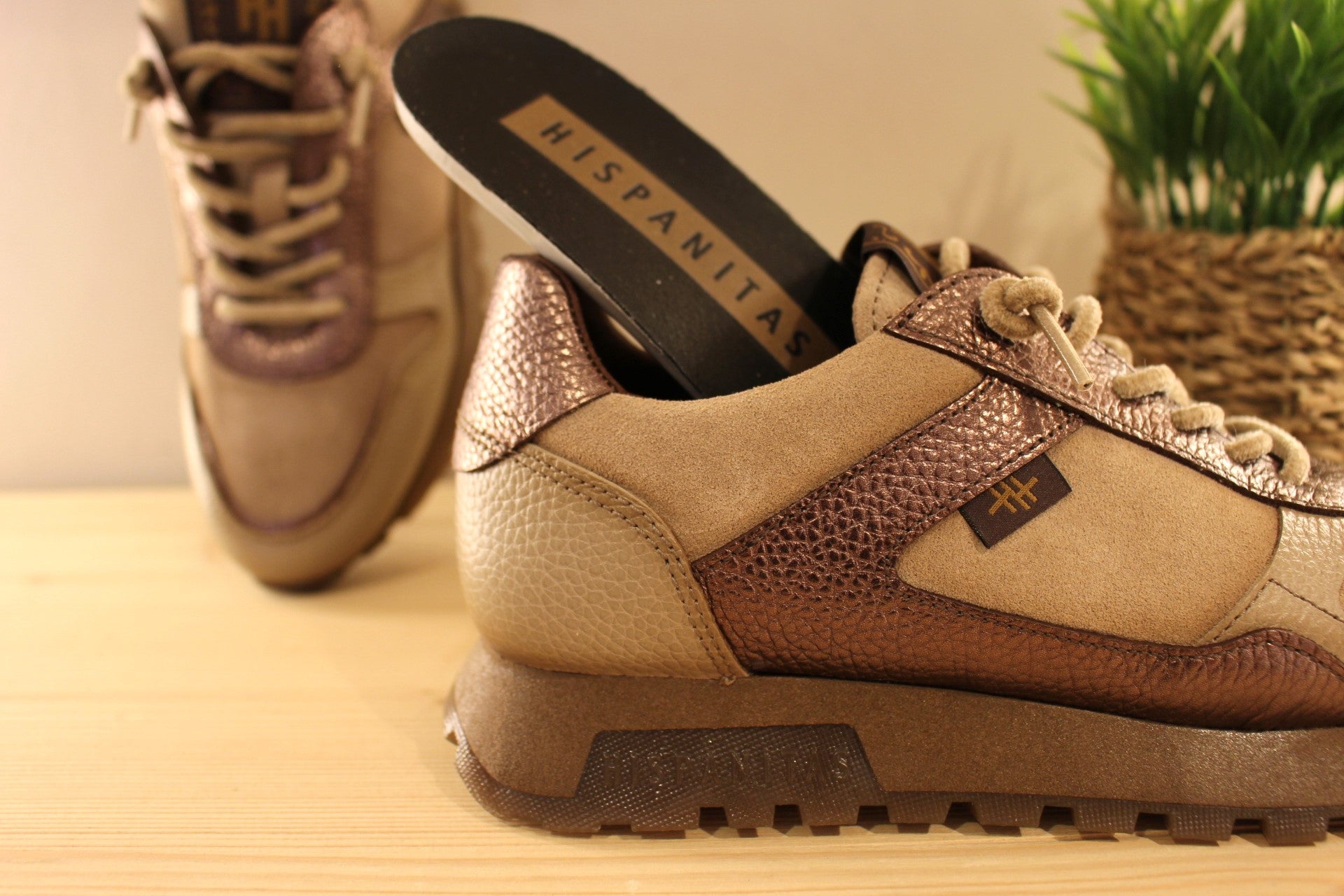 Basket Hispanitas en cuir velours de couleur castor (beige) et métal bronze. Lacets élastiqués velours ton sur ton