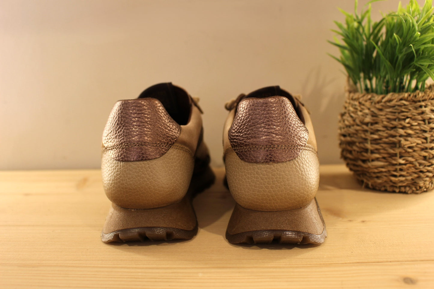 Basket Hispanitas en cuir velours de couleur castor (beige) et métal bronze. Lacets élastiqués velours ton sur ton