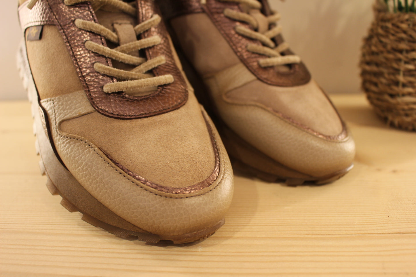 Basket Hispanitas en cuir velours de couleur castor (beige) et métal bronze. Lacets élastiqués velours ton sur ton