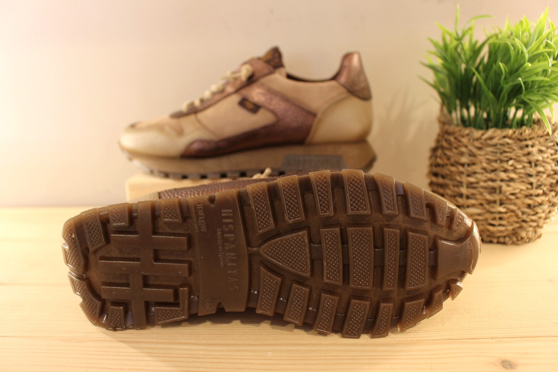 Basket Hispanitas en cuir velours de couleur castor (beige) et métal bronze. Lacets élastiqués velours ton sur ton