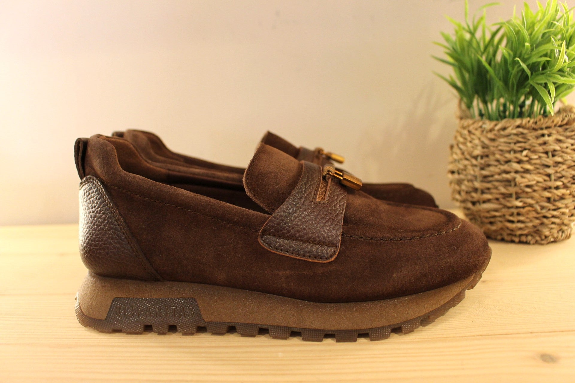  Mocassin Hispanitas en cuir grainé et velours de couleur chocolat. Cadenas déco sur la languette. 