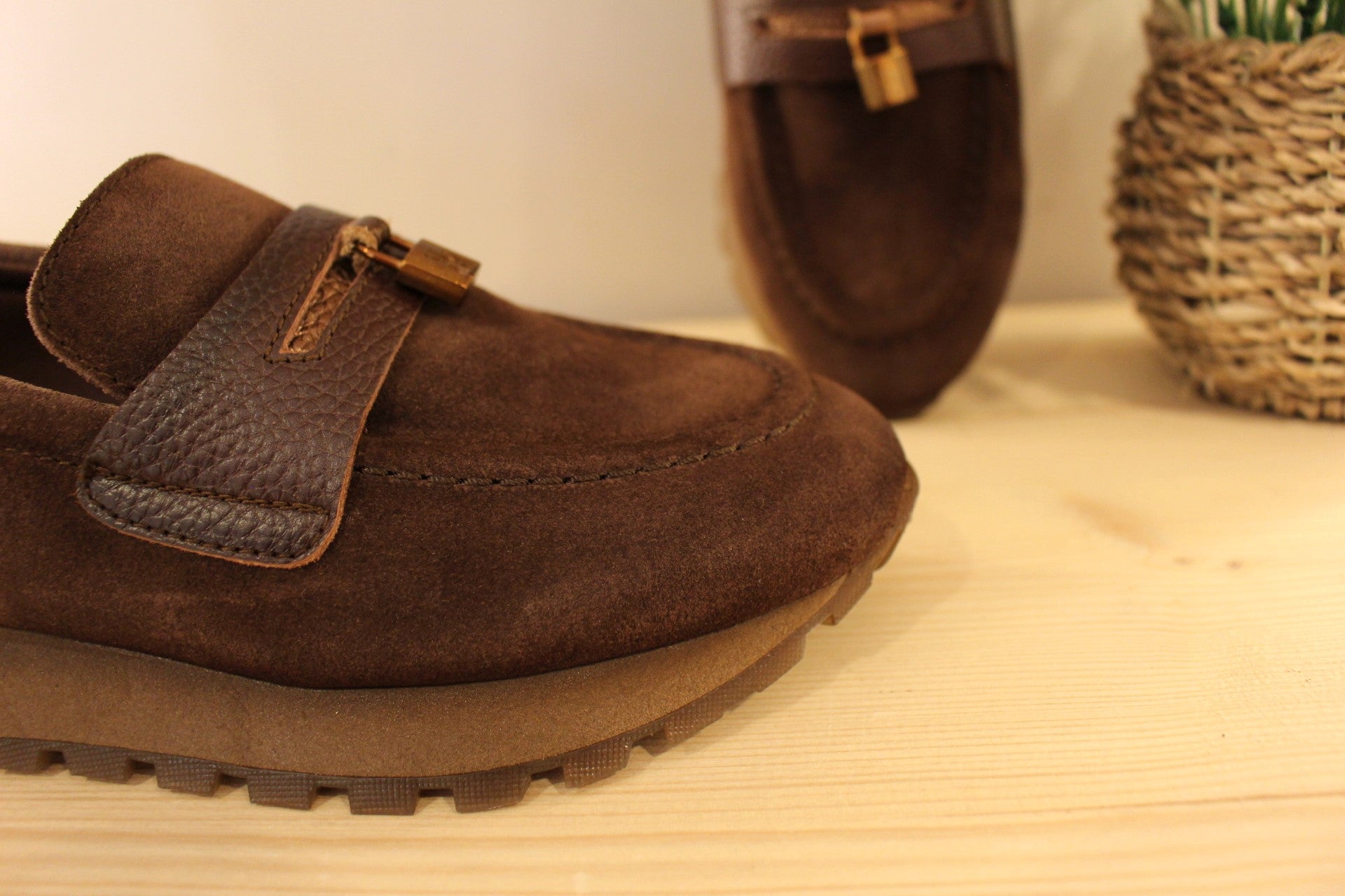  Mocassin Hispanitas en cuir grainé et velours de couleur chocolat. Cadenas déco sur la languette. 