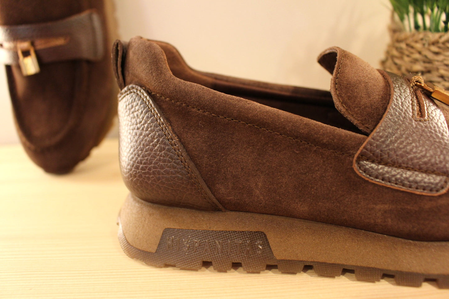  Mocassin Hispanitas en cuir grainé et velours de couleur chocolat. Cadenas déco sur la languette. 