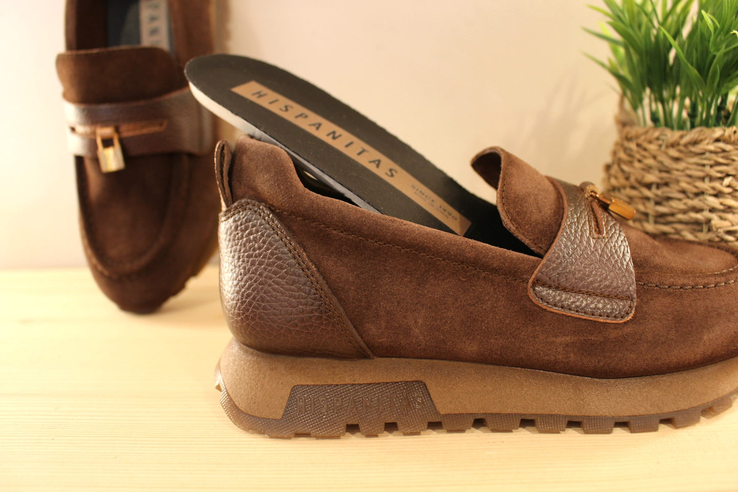  Mocassin Hispanitas en cuir grainé et velours de couleur chocolat. Cadenas déco sur la languette. 