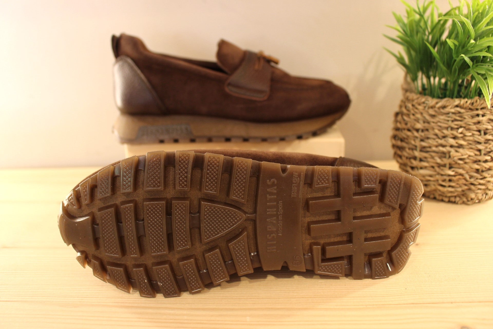  Mocassin Hispanitas en cuir grainé et velours de couleur chocolat. Cadenas déco sur la languette. 