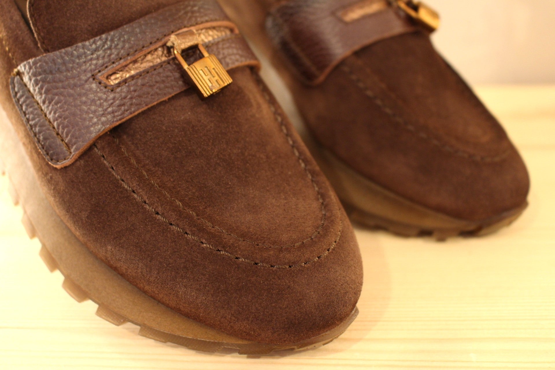  Mocassin Hispanitas en cuir grainé et velours de couleur chocolat. Cadenas déco sur la languette. 