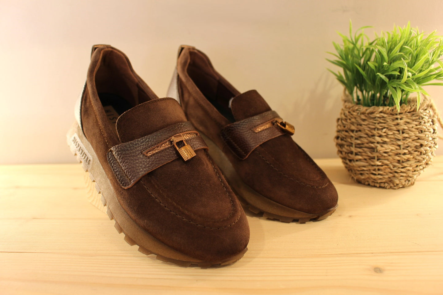  Mocassin Hispanitas en cuir grainé et velours de couleur chocolat. Cadenas déco sur la languette. 