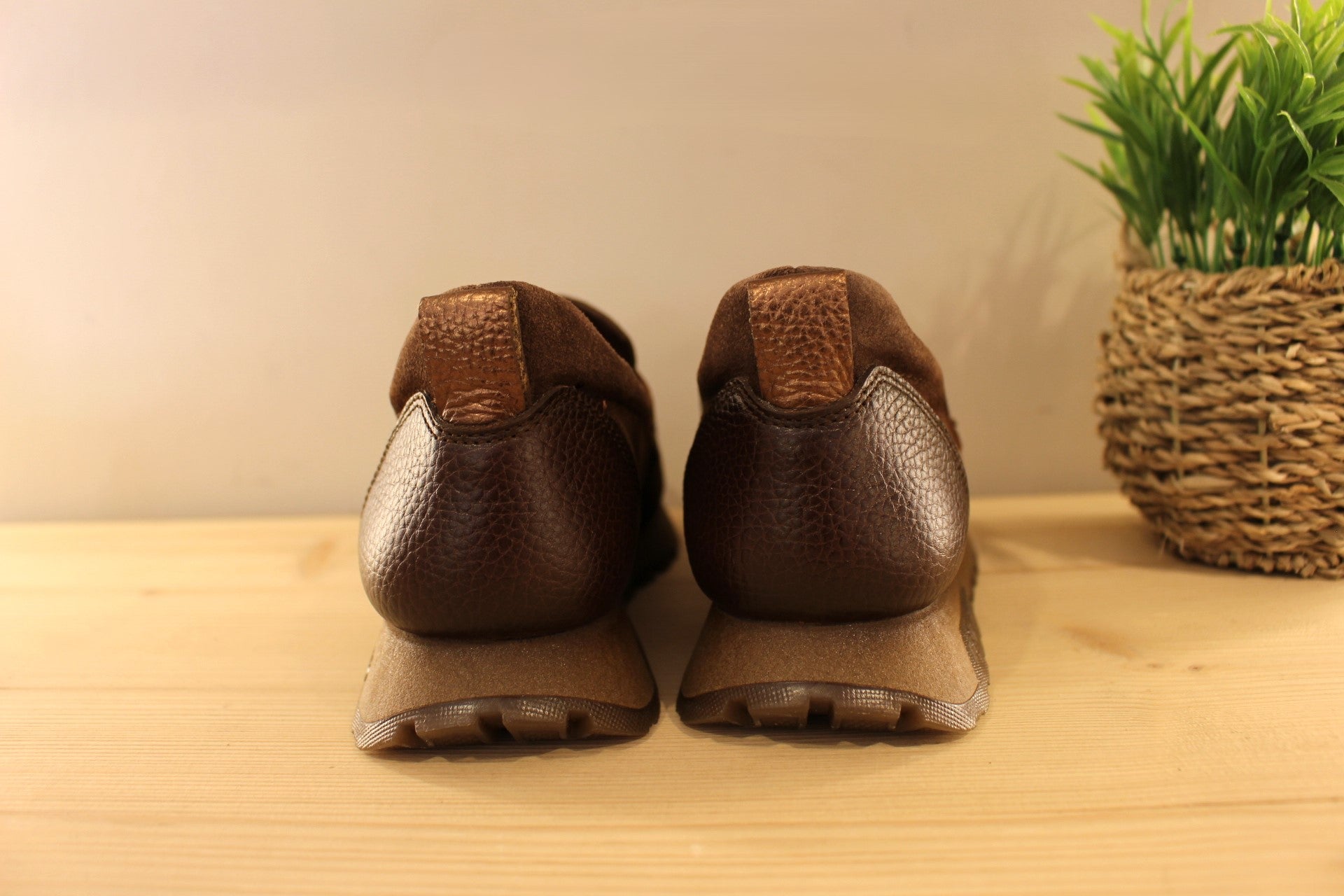  Mocassin Hispanitas en cuir grainé et velours de couleur chocolat. Cadenas déco sur la languette. 