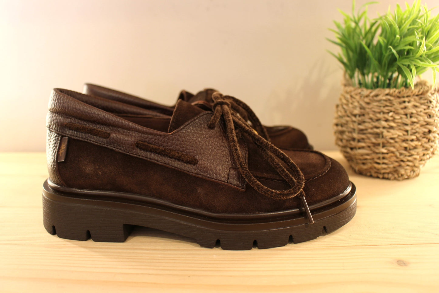 Derby HISPANITAS en cuir velours et cuir grainé de couleur chocolat. Lacets velours ton sur ton qui fait le tour de la chaussure. Ce qui permet un serrage optimal
