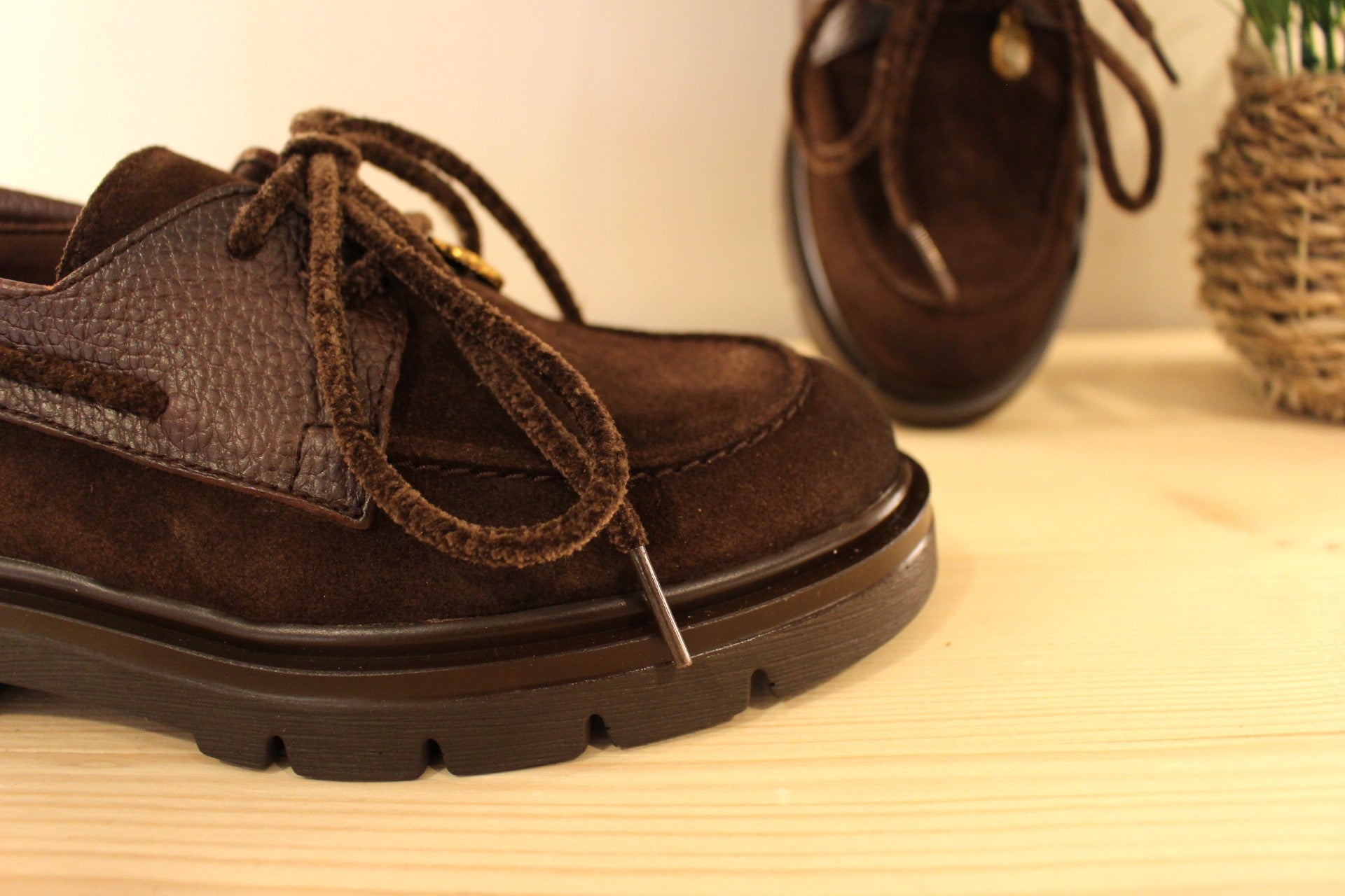 Derby HISPANITAS en cuir velours et cuir grainé de couleur chocolat. Lacets velours ton sur ton qui fait le tour de la chaussure. Ce qui permet un serrage optimal