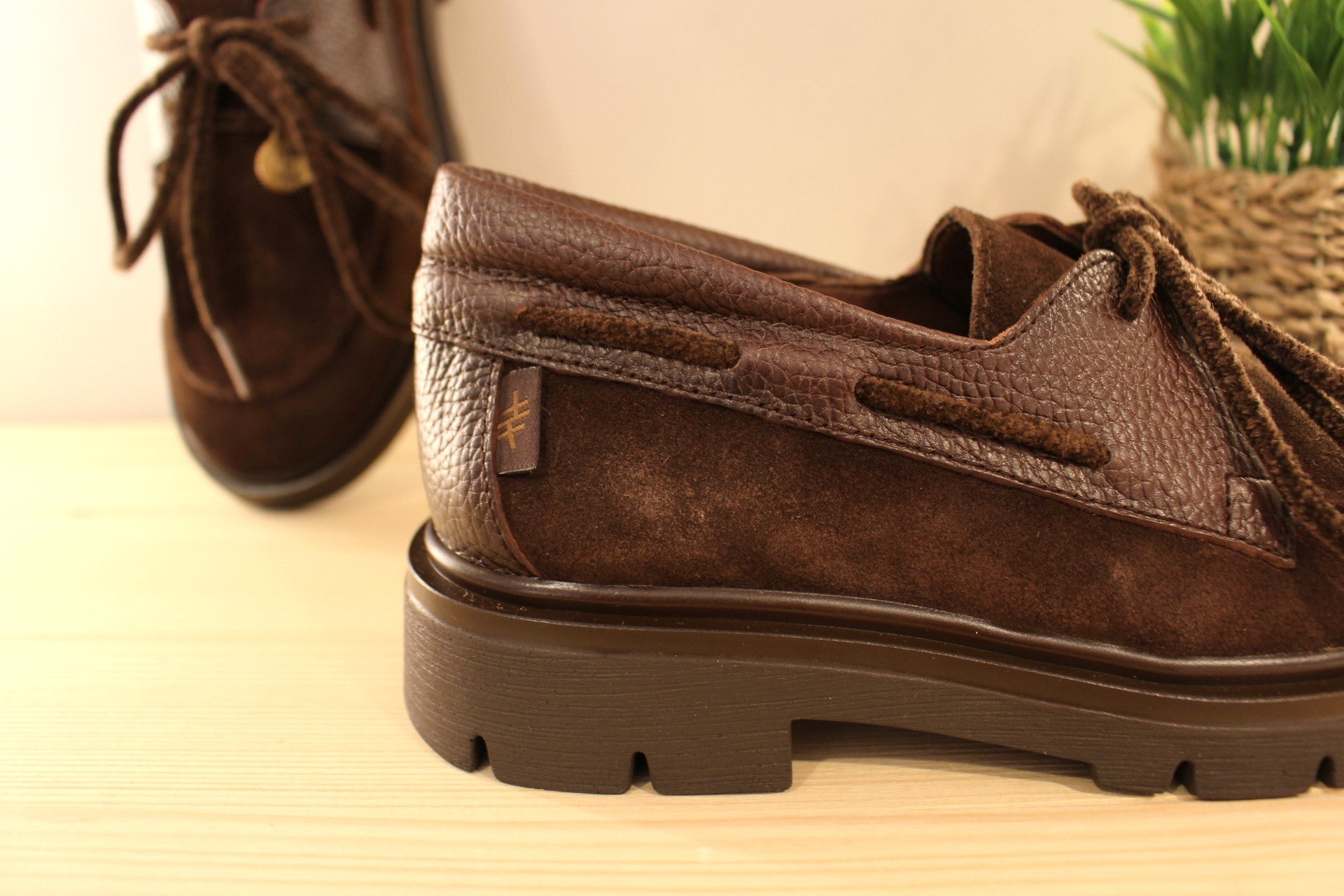 Derby HISPANITAS en cuir velours et cuir grainé de couleur chocolat. Lacets velours ton sur ton qui fait le tour de la chaussure. Ce qui permet un serrage optimal