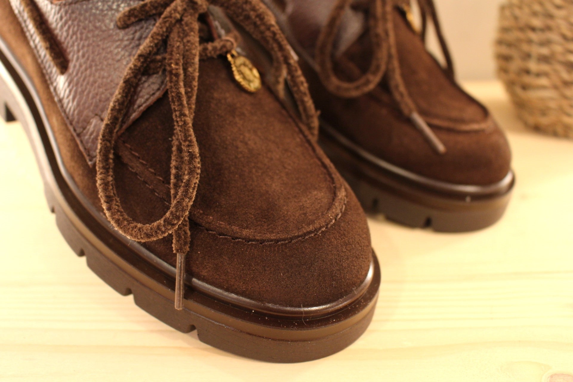 Derby HISPANITAS en cuir velours et cuir grainé de couleur chocolat. Lacets velours ton sur ton qui fait le tour de la chaussure. Ce qui permet un serrage optimal