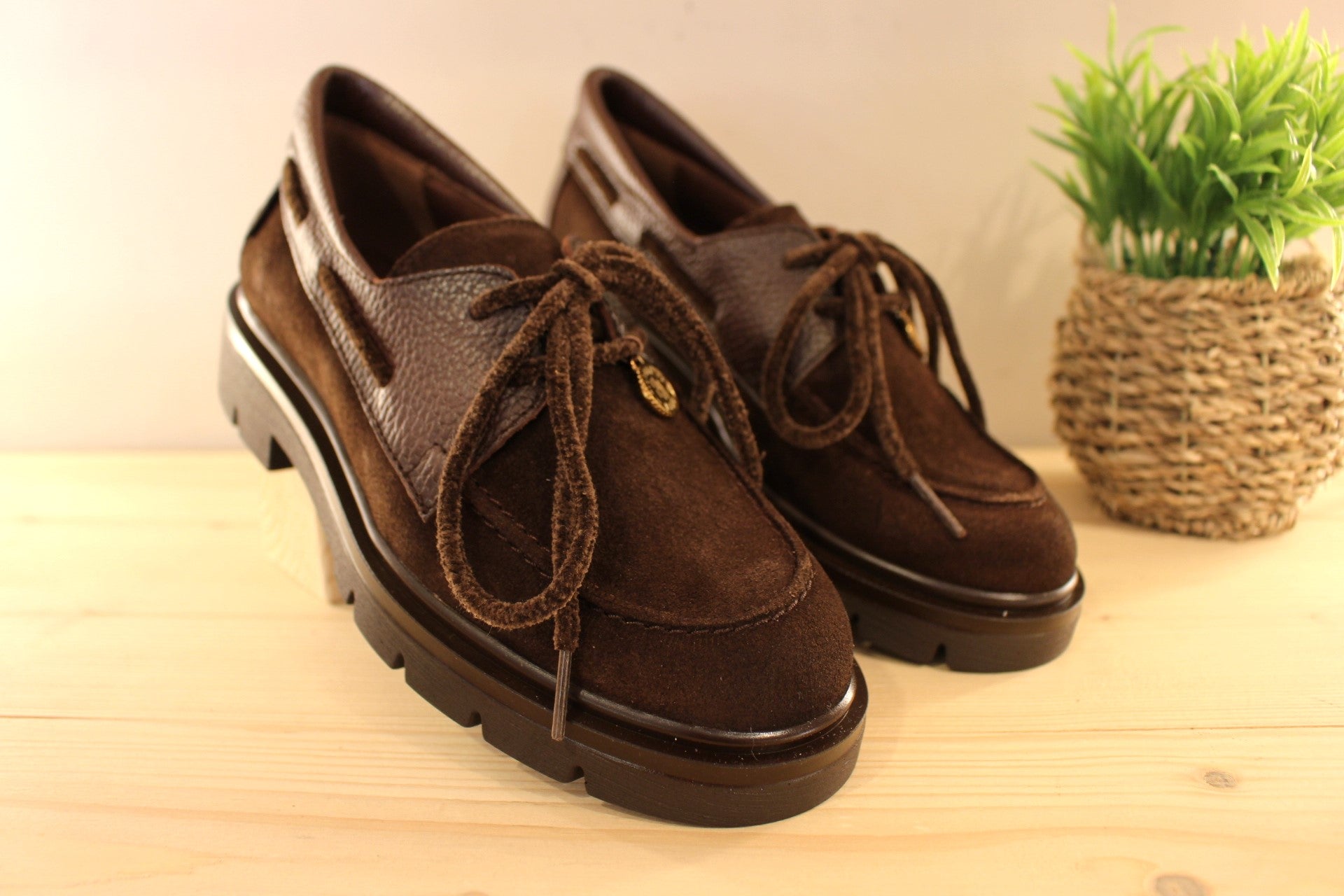 Derby HISPANITAS en cuir velours et cuir grainé de couleur chocolat. Lacets velours ton sur ton qui fait le tour de la chaussure. Ce qui permet un serrage optimal