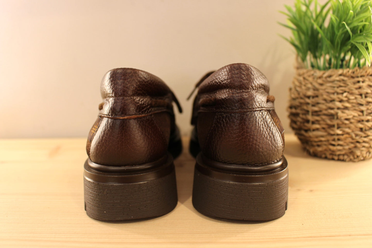 Derby HISPANITAS en cuir velours et cuir grainé de couleur chocolat. Lacets velours ton sur ton qui fait le tour de la chaussure. Ce qui permet un serrage optimal