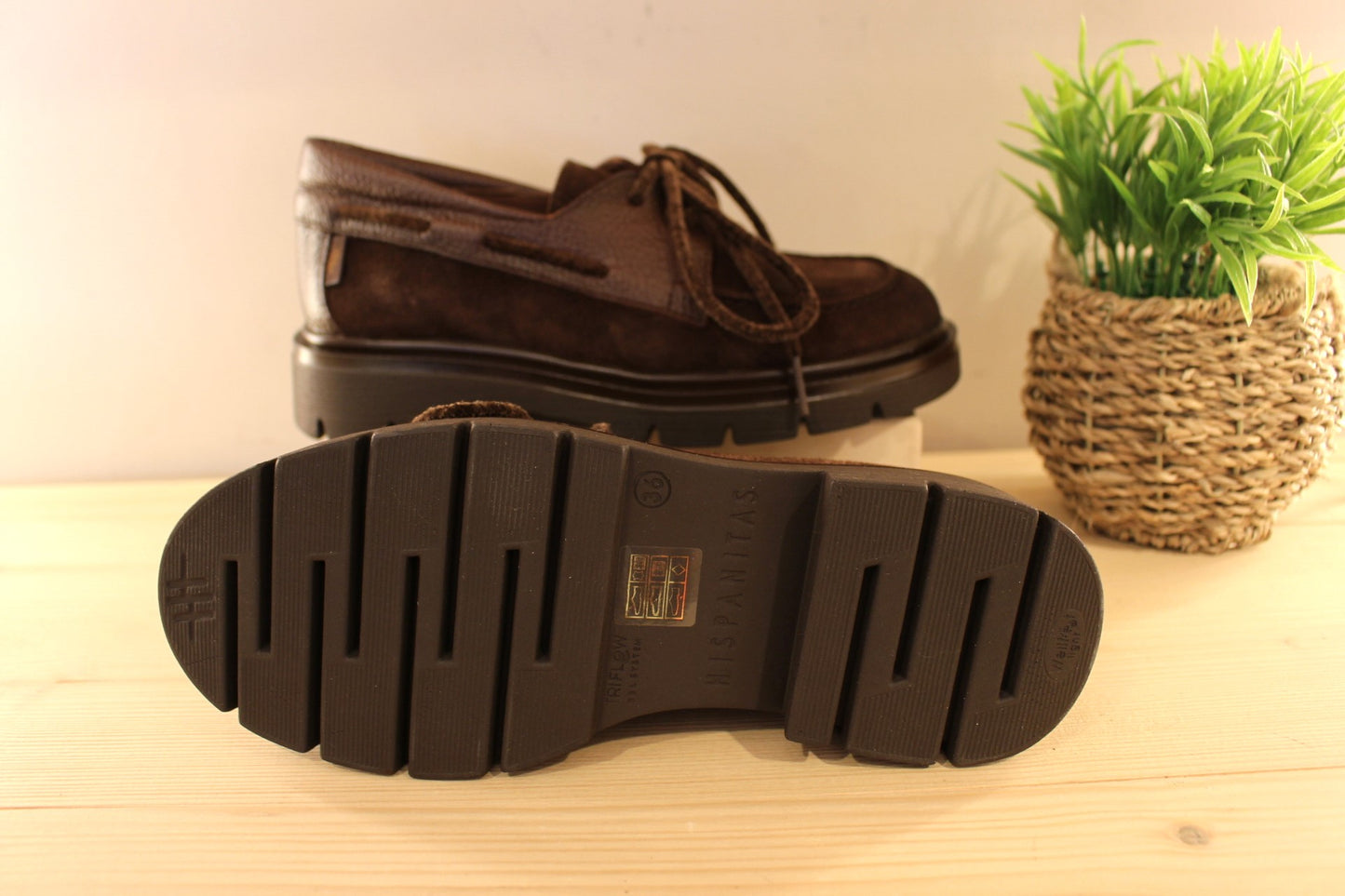 Derby HISPANITAS en cuir velours et cuir grainé de couleur chocolat. Lacets velours ton sur ton qui fait le tour de la chaussure. Ce qui permet un serrage optimal