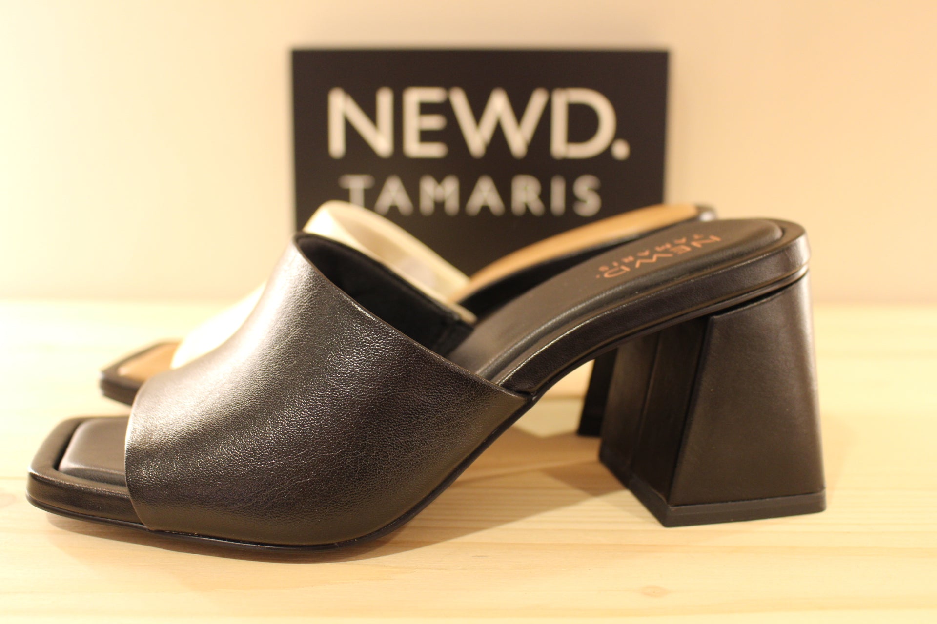 Mule en cuir ivoire ou noir talon féminin TAMARIS