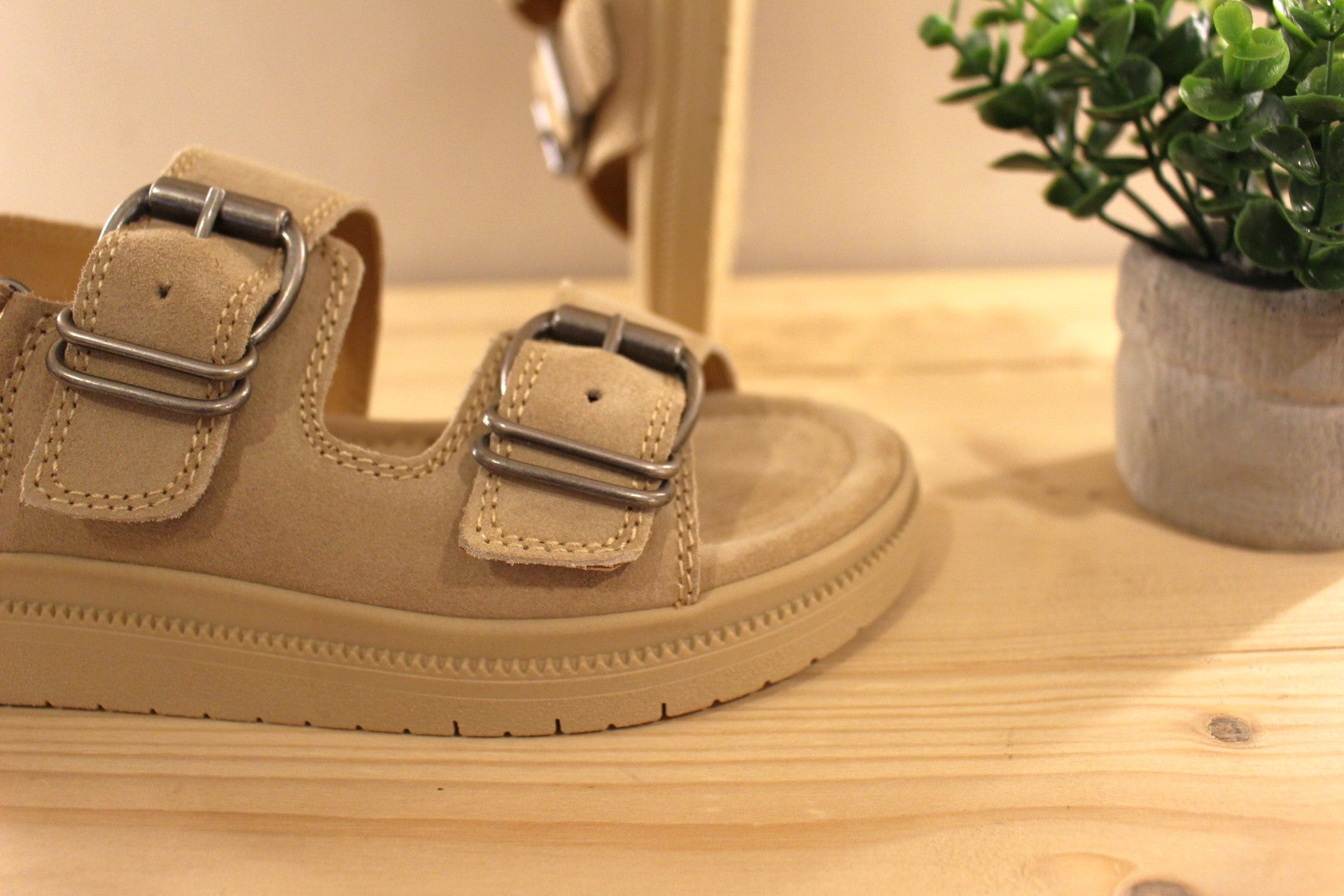 Sandales en croûte de cuir de couleur beige. Serrage par scratch sur bride arrière. Réglage boucle sur bride coup de pied et avant. TAMARIS