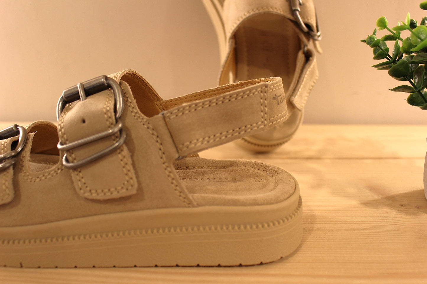 Sandales en croûte de cuir de couleur beige. Serrage par scratch sur bride arrière. Réglage boucle sur bride coup de pied et avant. TAMARIS