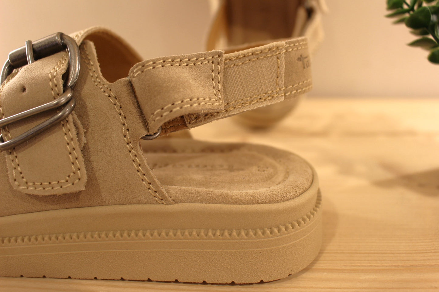 Sandales en croûte de cuir de couleur beige. Serrage par scratch sur bride arrière. Réglage boucle sur bride coup de pied et avant. TAMARIS