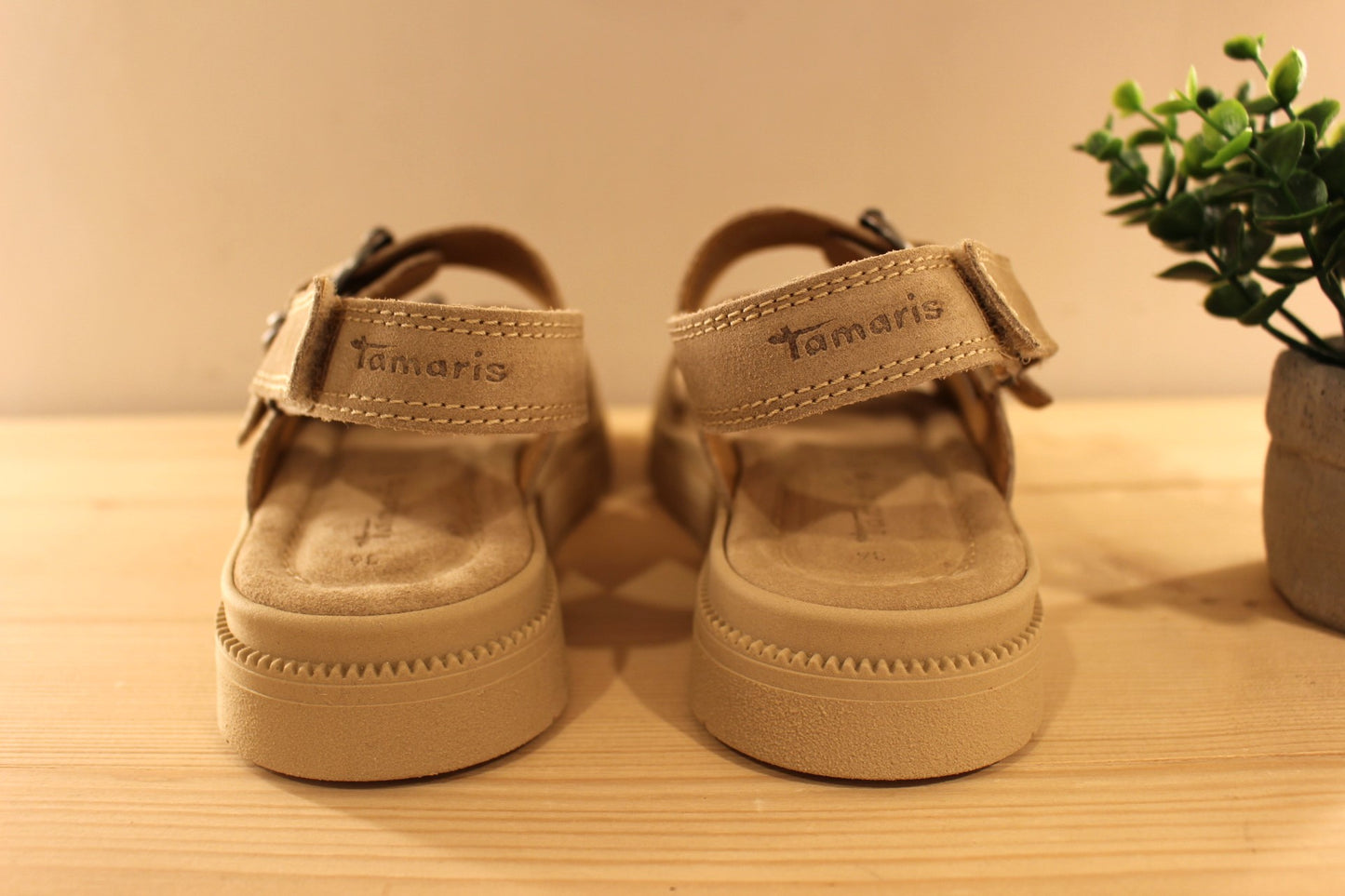 Sandales en croûte de cuir de couleur beige. Serrage par scratch sur bride arrière. Réglage boucle sur bride coup de pied et avant. TAMARIS