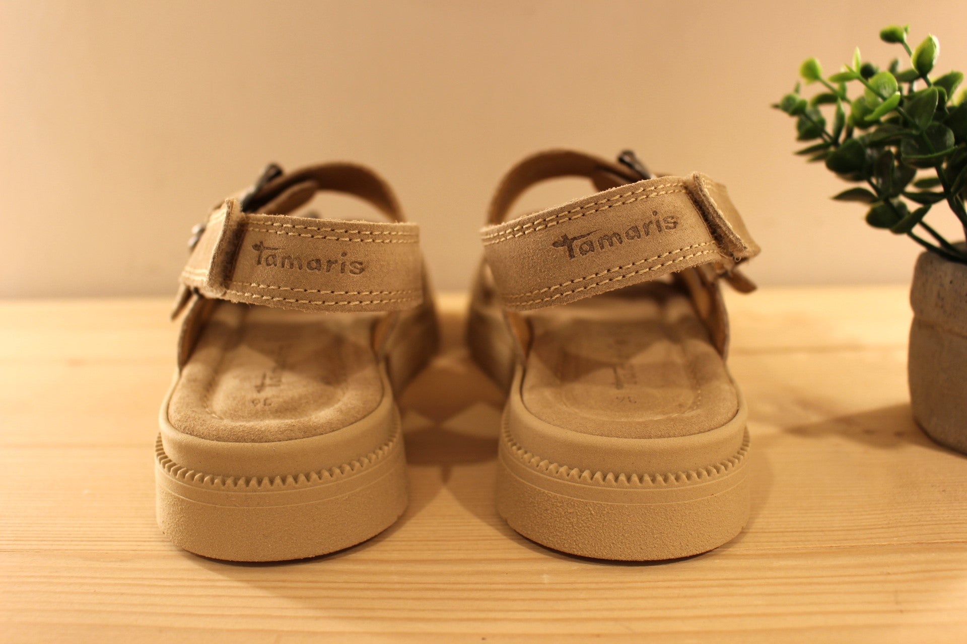 Sandales en croûte de cuir de couleur beige. Serrage par scratch sur bride arrière. Réglage boucle sur bride coup de pied et avant. TAMARIS