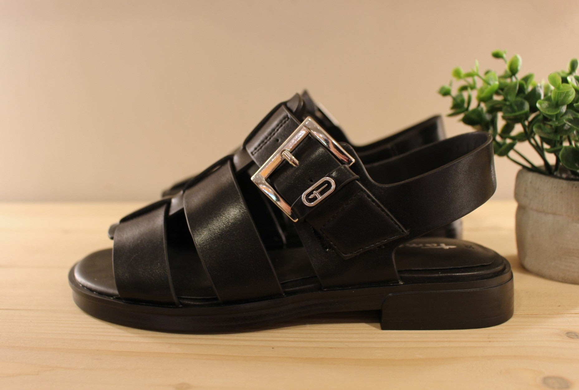 Sandales en cuir de couleur noir. Serrage par scratch sur bride coup de pied. Boucle décorative, et réglable. TAMARIS
