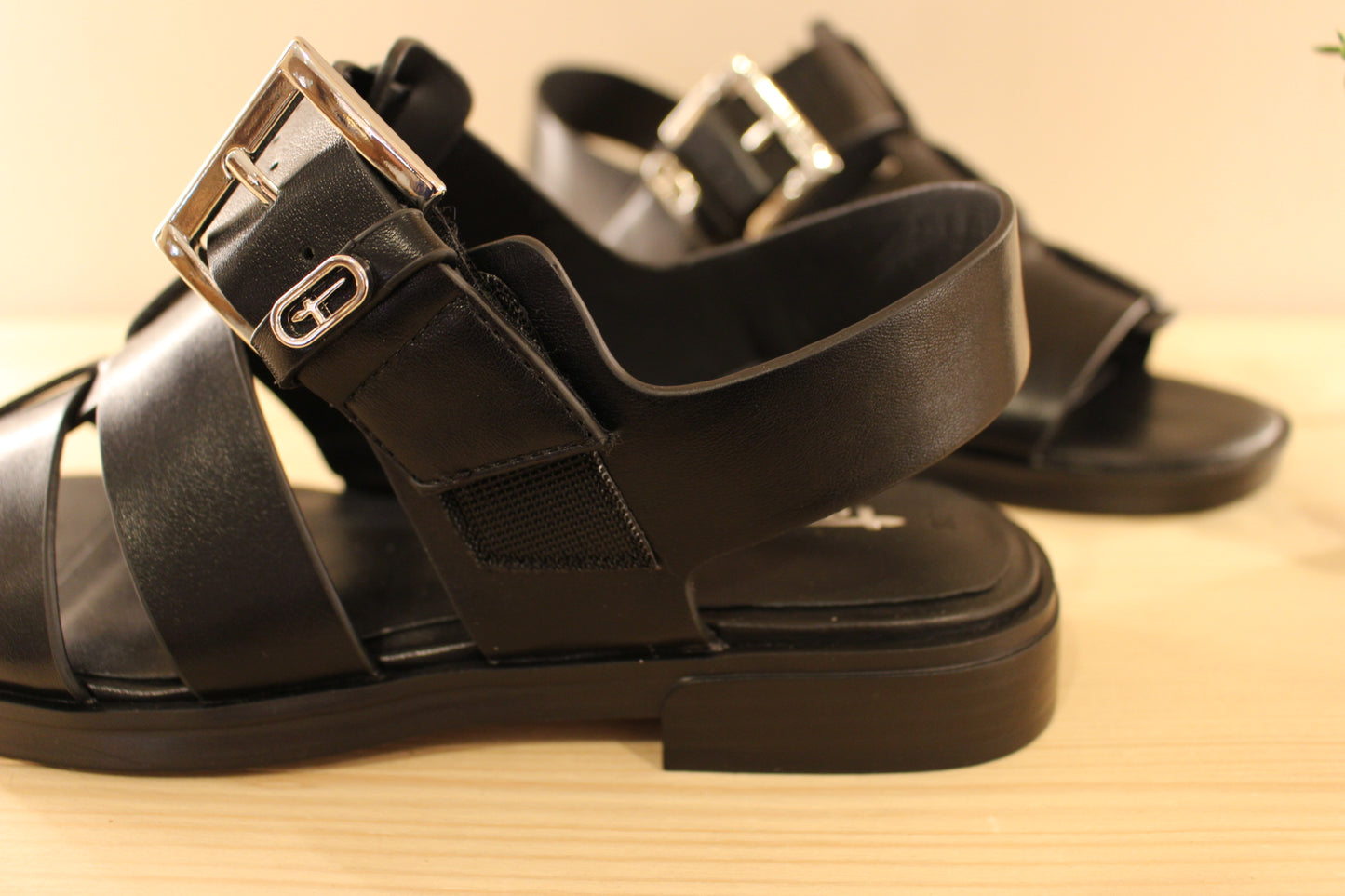 Sandales en cuir de couleur noir. Serrage par scratch sur bride coup de pied. Boucle décorative, et réglable. TAMARIS