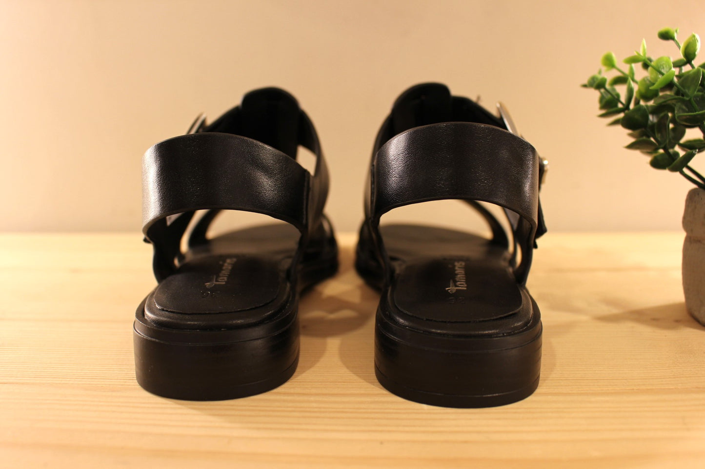 Sandales en cuir de couleur noir. Serrage par scratch sur bride coup de pied. Boucle décorative, et réglable. TAMARIS