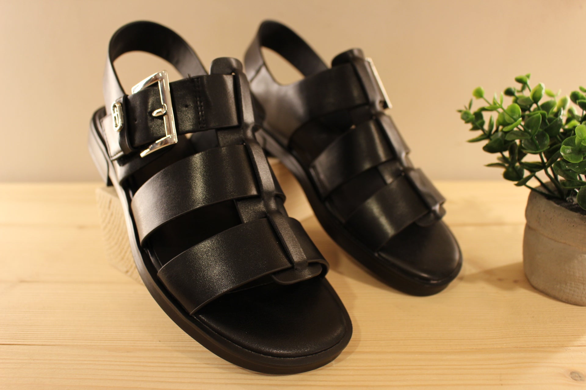 Sandales en cuir de couleur noir. Serrage par scratch sur bride coup de pied. Boucle décorative, et réglable. TAMARIS