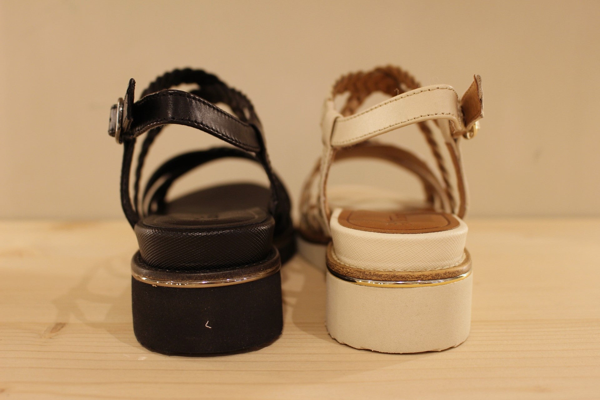 Sandale femme en cuir ivoire ou noir TAMARIS