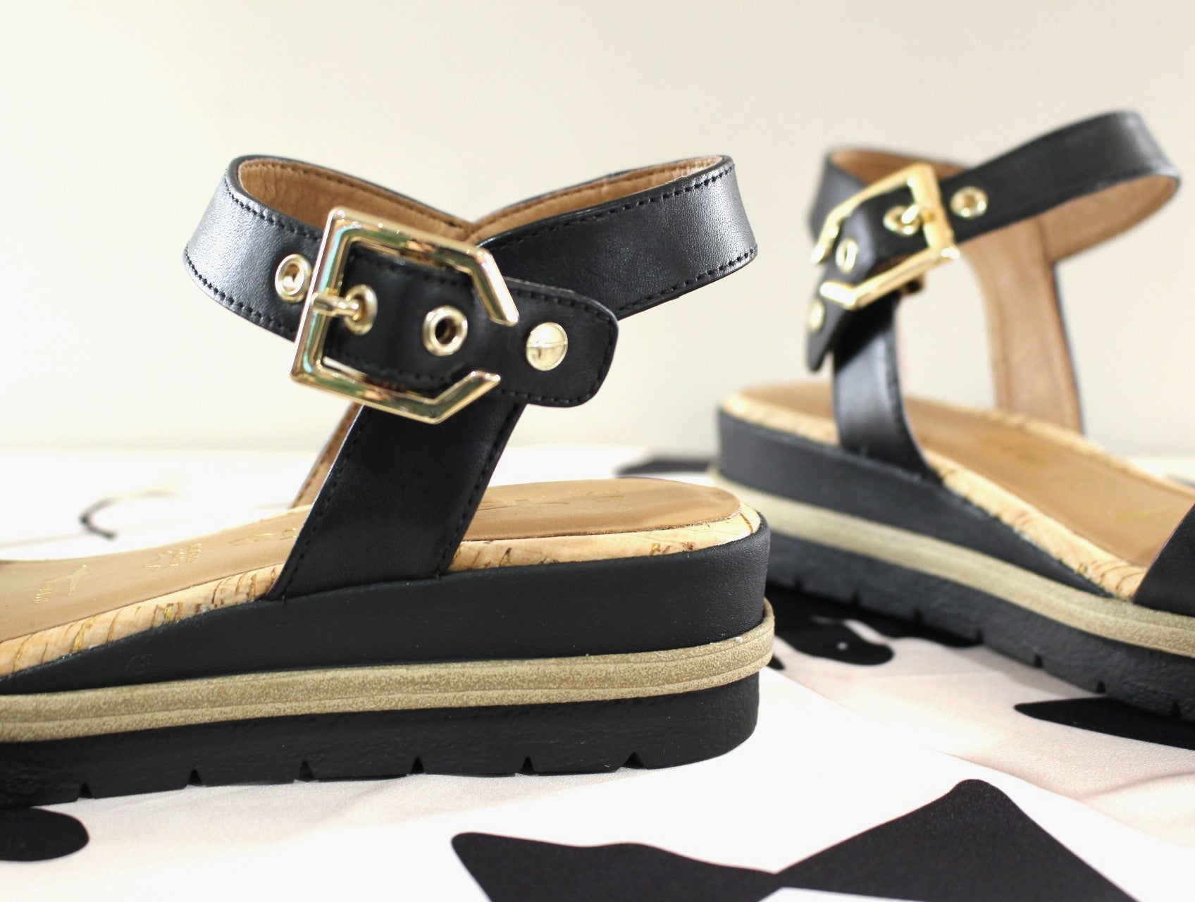 Sandale compensée en cuir noir TAMARIS