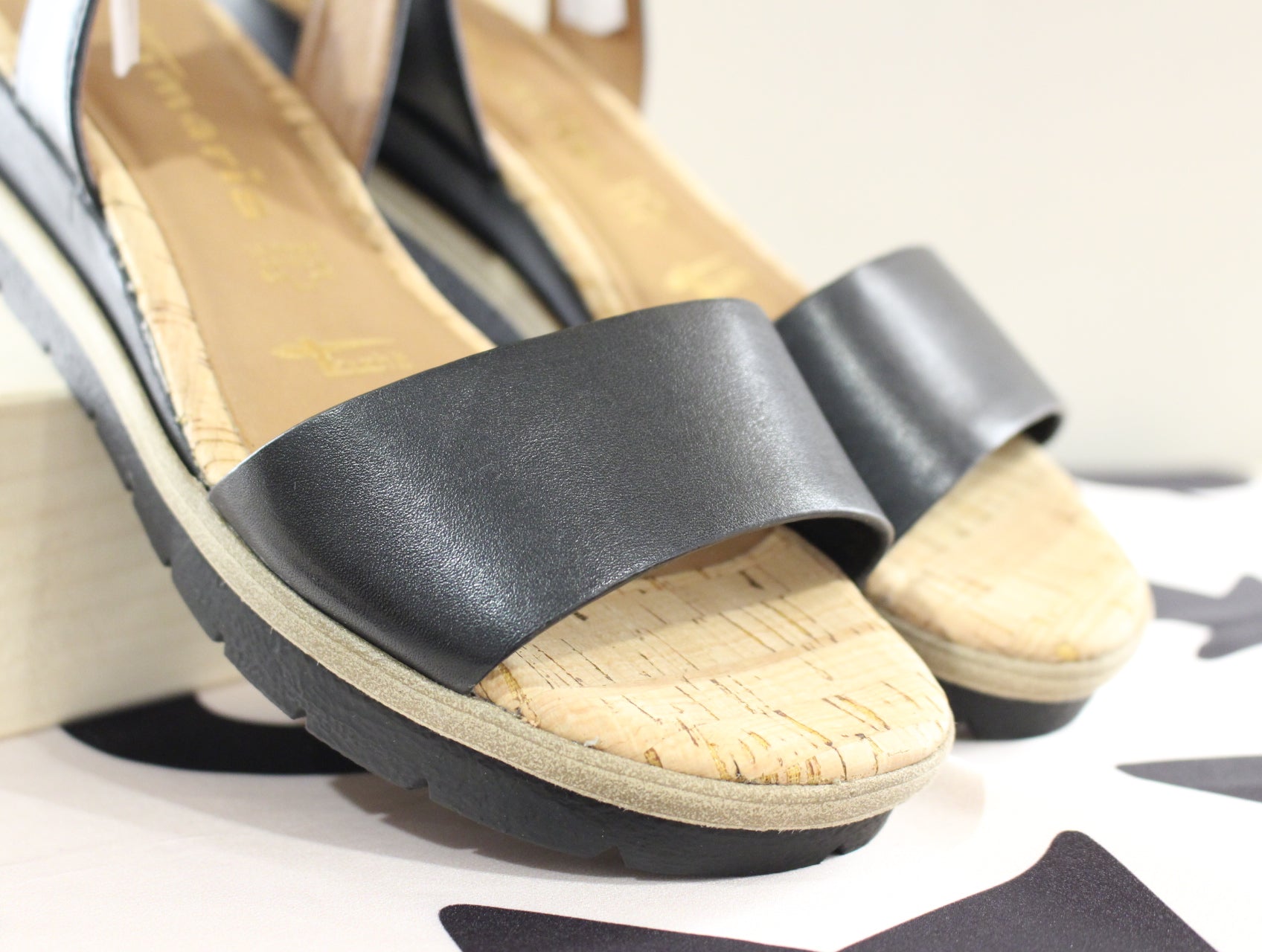 Sandale compensée en cuir noir TAMARIS